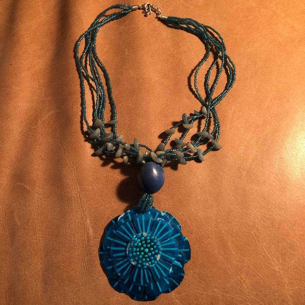 Vibrant blue vintage flower pendant necklace - Picture 2 of 6